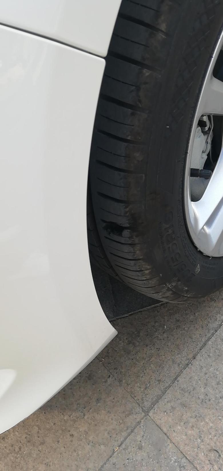福睿斯车友们，帮忙看看，轮胎正面蹭了一块，有影响吗