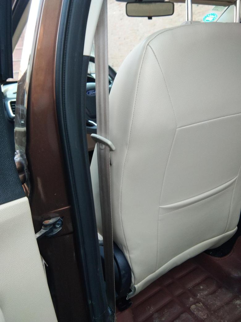 最近刚买的福睿斯2015款自动舒适型，请问车友前排侧安全气囊在什么位置？我找不到，是不是这车出过事故