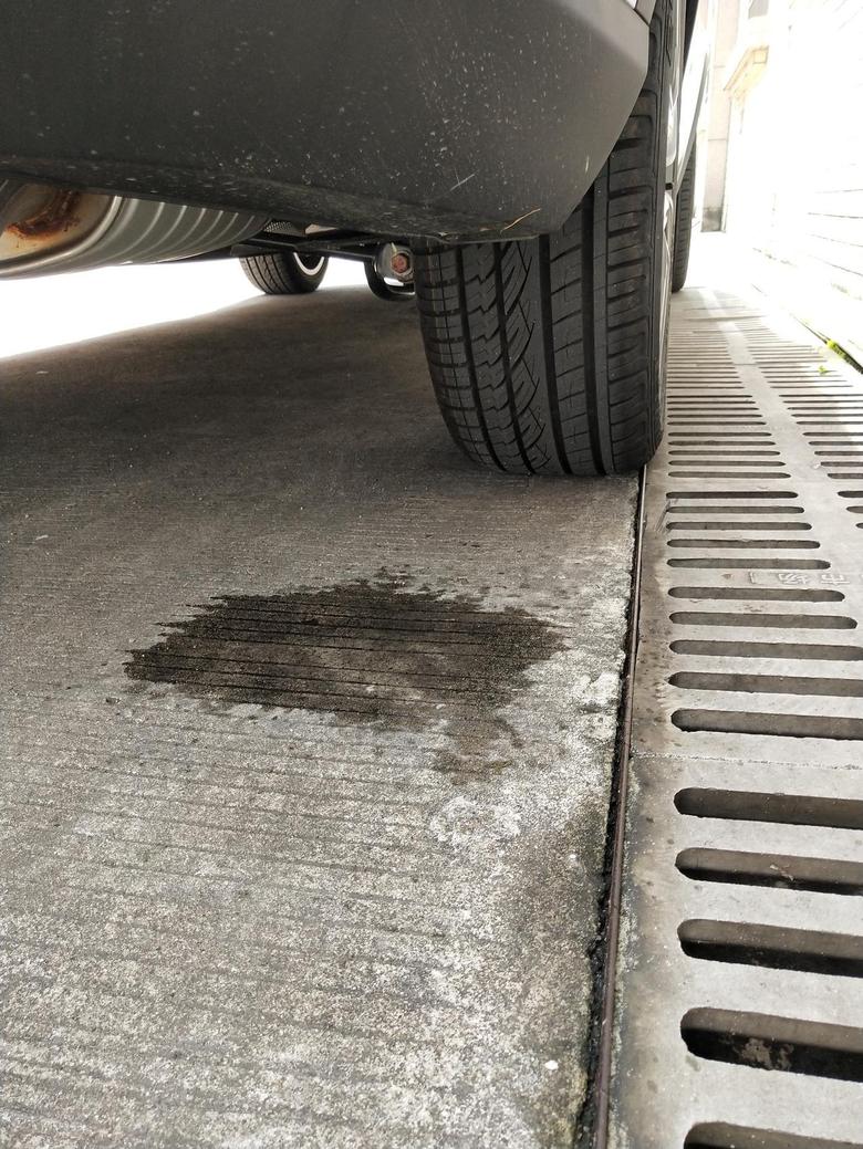 新提的比亚迪唐车，昨天停车看到又后方车轮后面有滴水，不知道是什么情况？