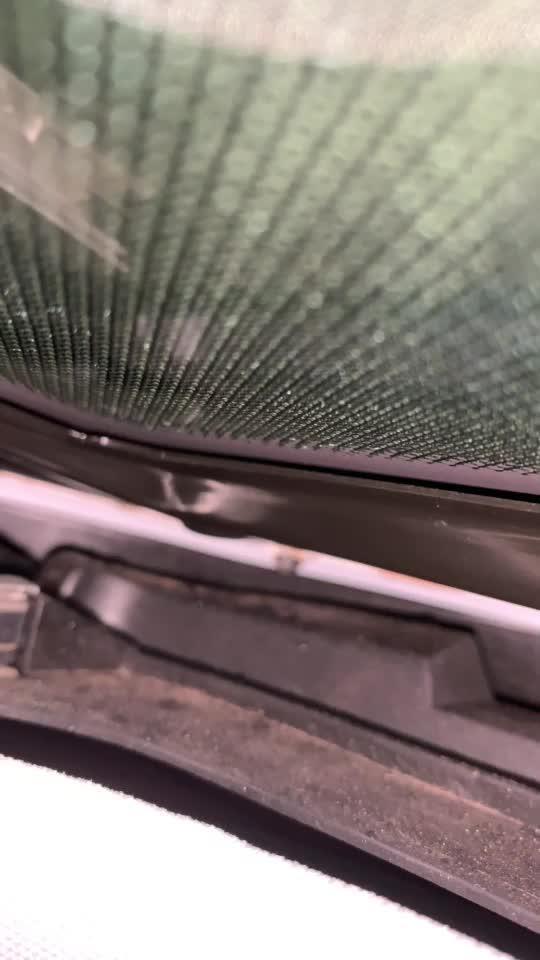 福睿斯半年的车，突然心血来潮检查一下天窗，下雨天发现天窗滴水了！！但是车里没有进水，这是不是正常现象？