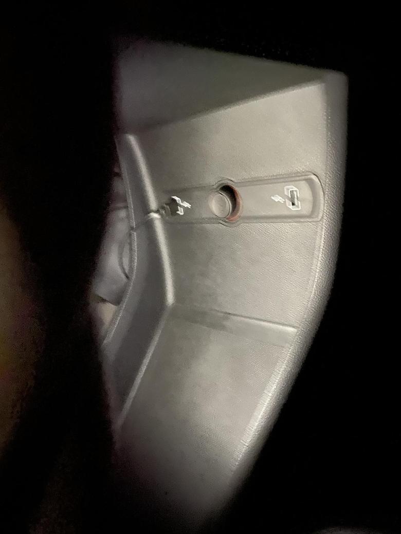 荣威i6 max这个地方的灯能关掉吗，有没有车友知道，一到晚上自己就长亮，在中央扶手下面那个洞里，点烟器和USB接口这个位置