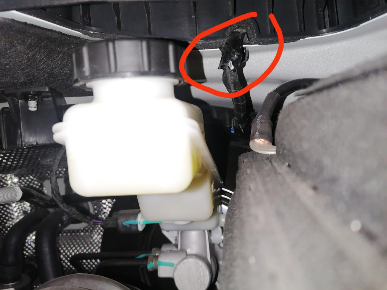 吉利缤越 提车一个多月了，无意间发现刹车油这个位置的线束是用电工胶带包的，盖板也没有扣到位，像是被打开过。是都这样吗？