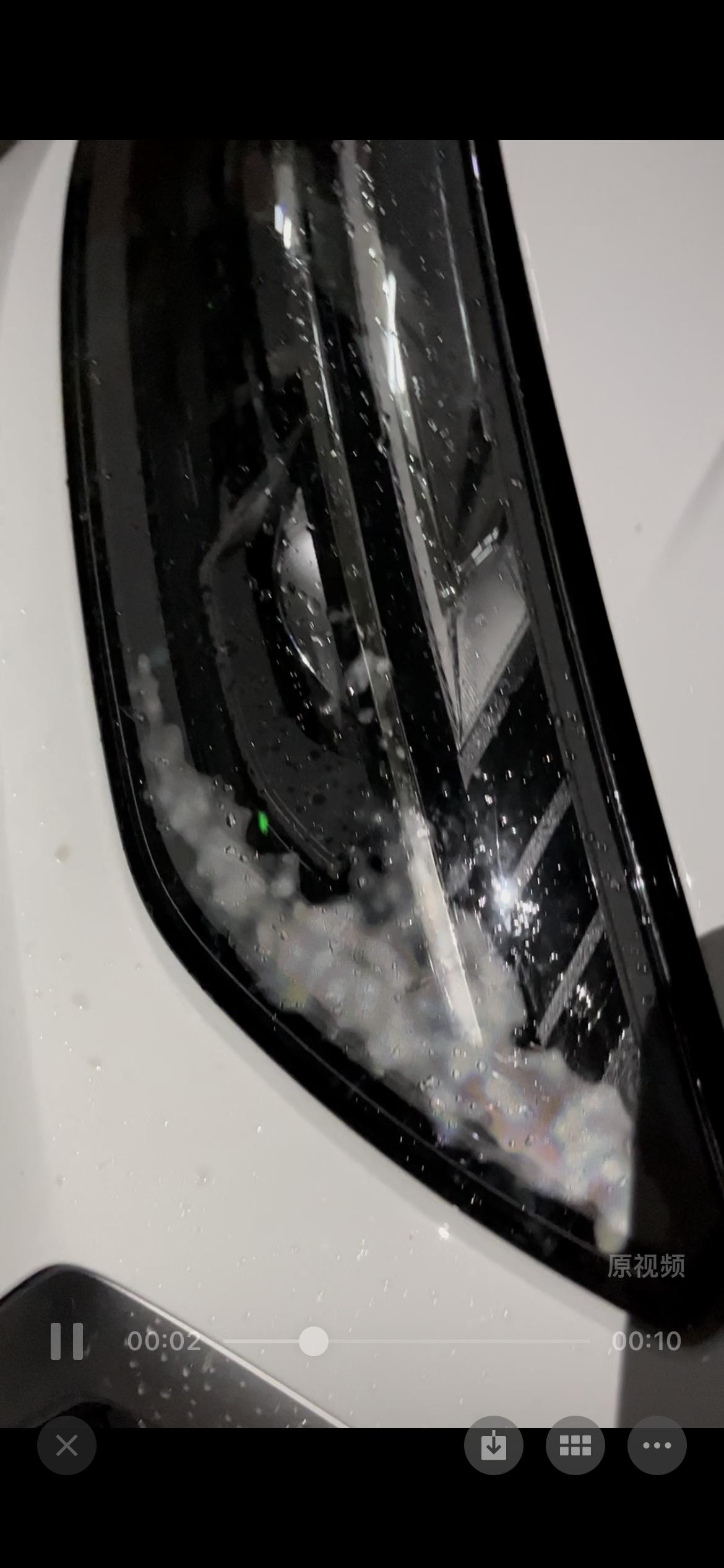 奥迪Q5L 刚提车几天，前大灯里面有雾气，正常吗