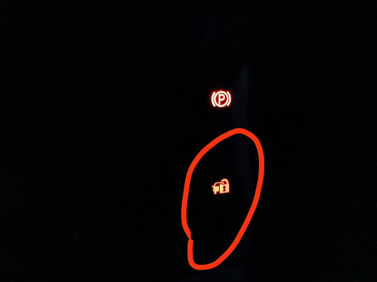 长安欧尚X7 PLUS 请问各位车友停车锁车之后这些灯都是在亮的吗。还有在闪