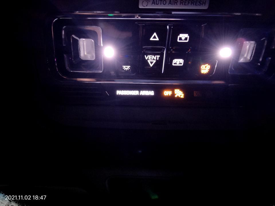 航海家车友们，行使时这两灯亮着你们的车也是这样吗？正常吗？