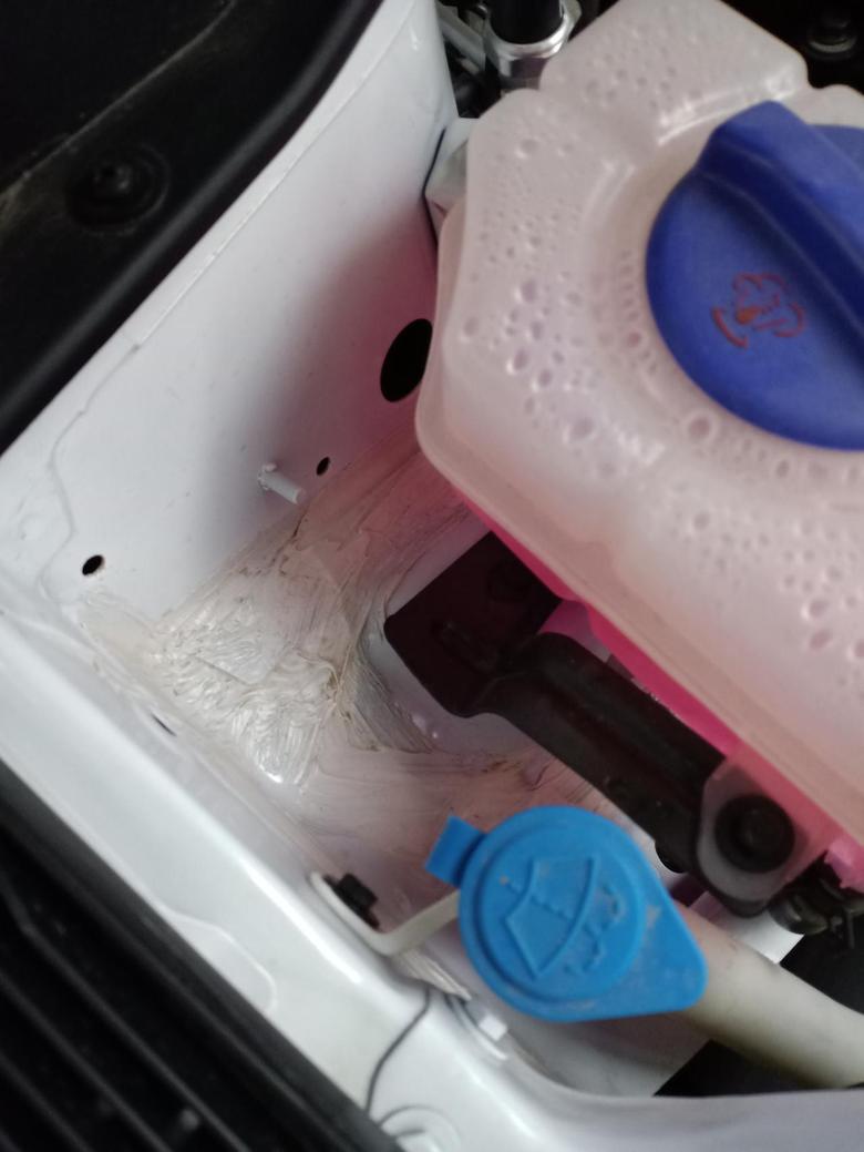 艾瑞泽5发动机内玻璃水箱下面接口好像是胶水，不是焊接的，正常吗？