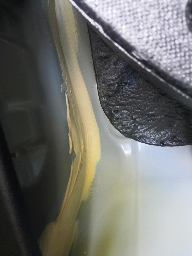 锐程cc新车确认时发现放备胎后面有胶水，请问正常吗？