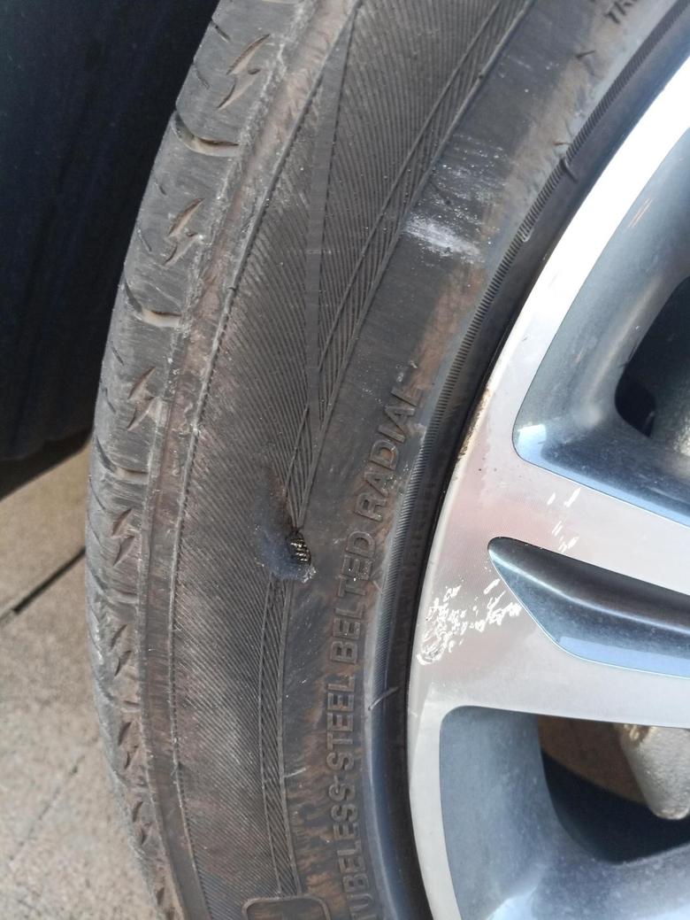 锐程cc轮胎被捉了个洞但是没有漏气这还能补还是应该换轮胎