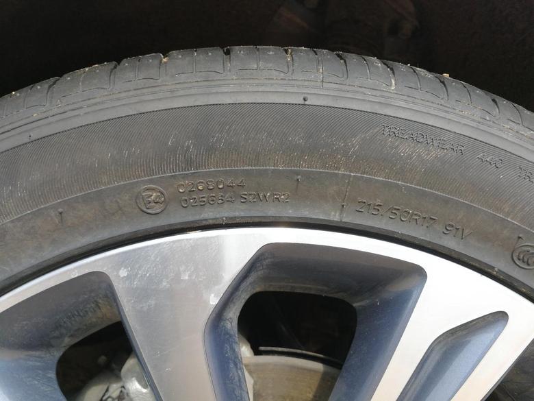 锐程cc求教，大神，能不能从图片帮我看下我这车胎是那一年的。我这才三个月怎么磨损这么严重了，