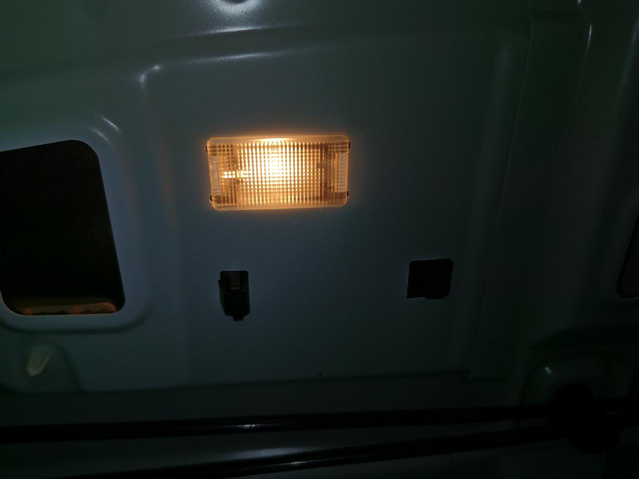 锐程cc请教一下各位，这个车后备箱灯怎么拆啊，我准备换led的光源，结果不会拆，是从左边还是右边啊？直接翘么？