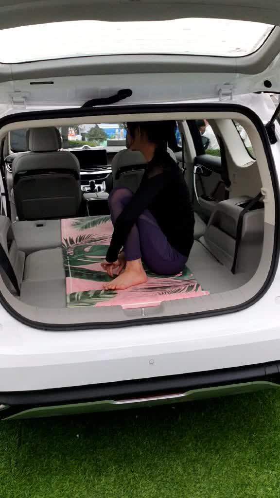 嘉际空间够大吧，美女可以在车上练瑜伽