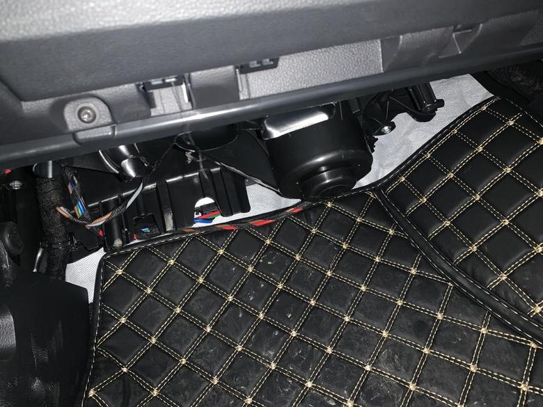 新买的Polo副驾驶中控台下面没有挡板正常吗？有没有大哥知道的。