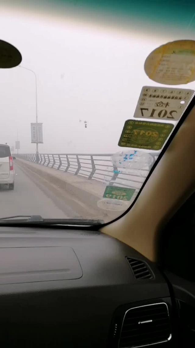 五菱宏光黄河大桥上！雾还不小！大家出行要主意了！