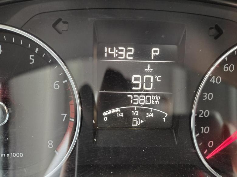 polo车友们，为啥我仪表盘温度是90℃，但是车媒体上水温才4℃，我开了一个小时拍的