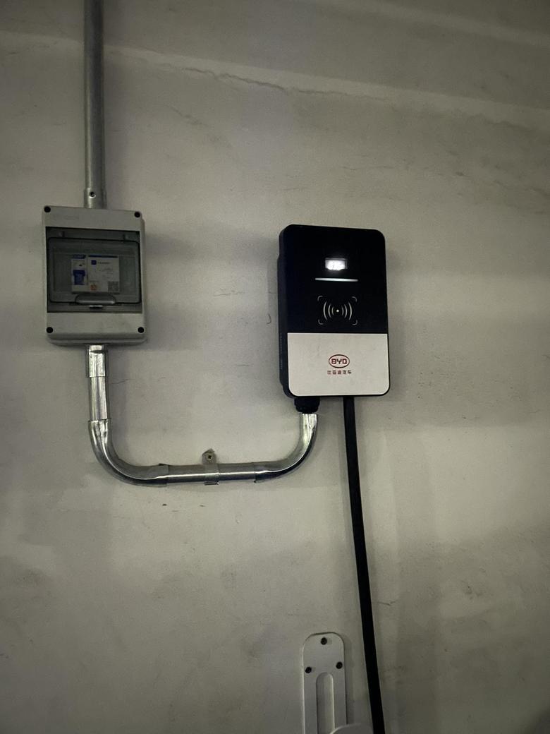 宋plus ev准备安装充电桩，比亚迪充电桩好像有两种：一种是插上需要刷卡的这类一种是直接插上就可以充电的如下图：你们的是哪款？
