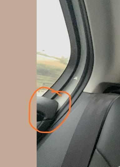 你好，我想问下，比亚迪宋的车，后座门把手的位置是图中圈出来的样式吗？