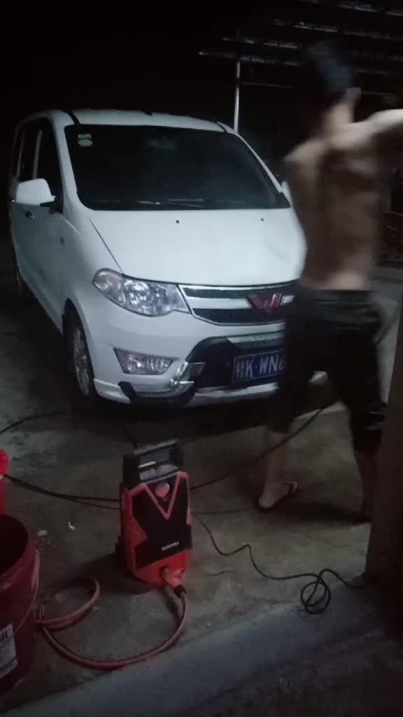 五菱宏光老板洗车