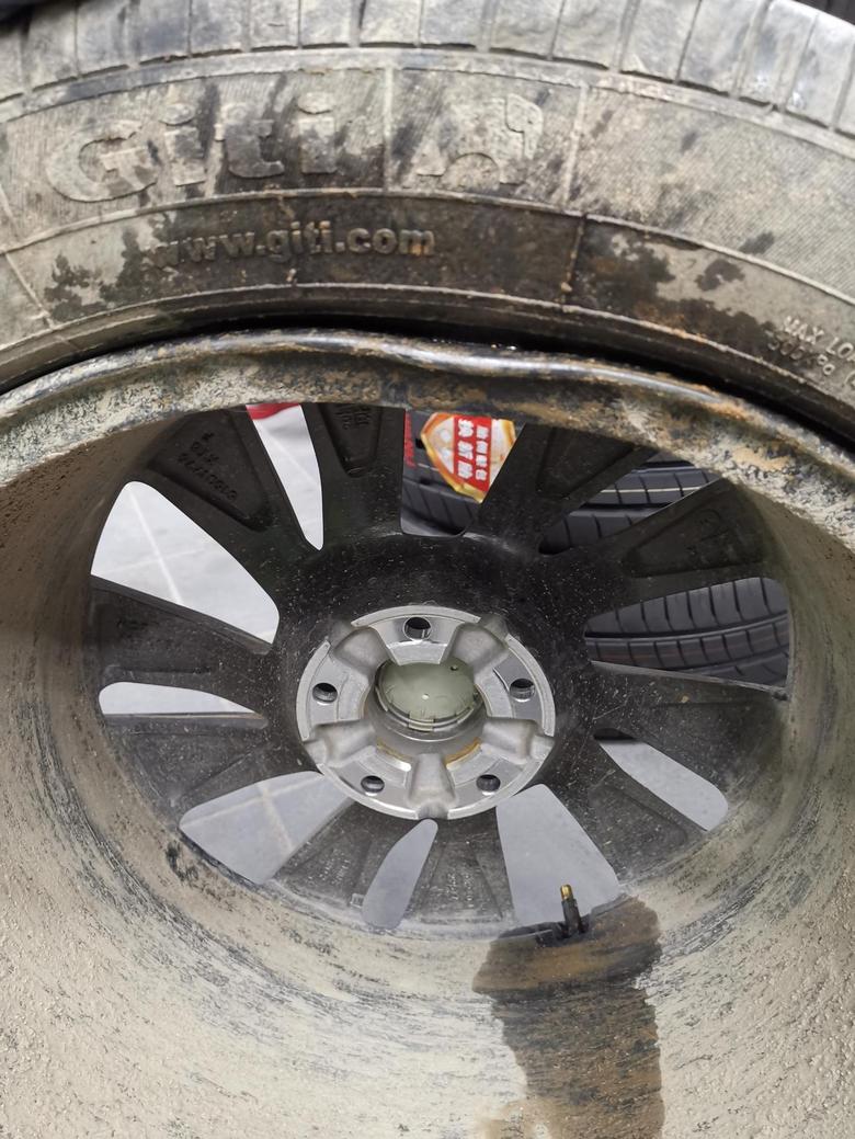 标致408提车3个月，今天胎压报警，检查后发现是轮毂变形了，轮胎很缓慢的漏气，各位车友有什么好的处理意见
