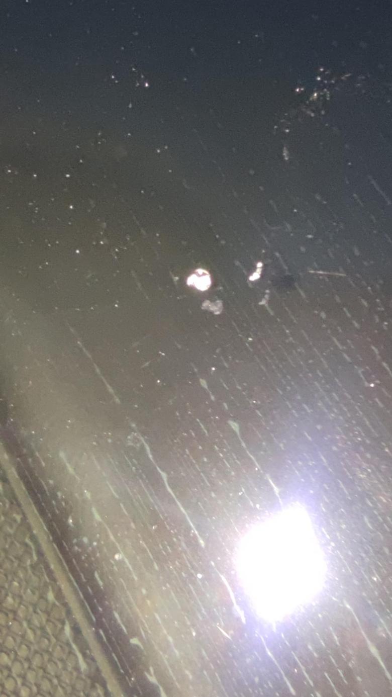 英菲尼迪qx50前挡风玻璃被前面车的飞石子砸出了一个小坑，好心疼呀。