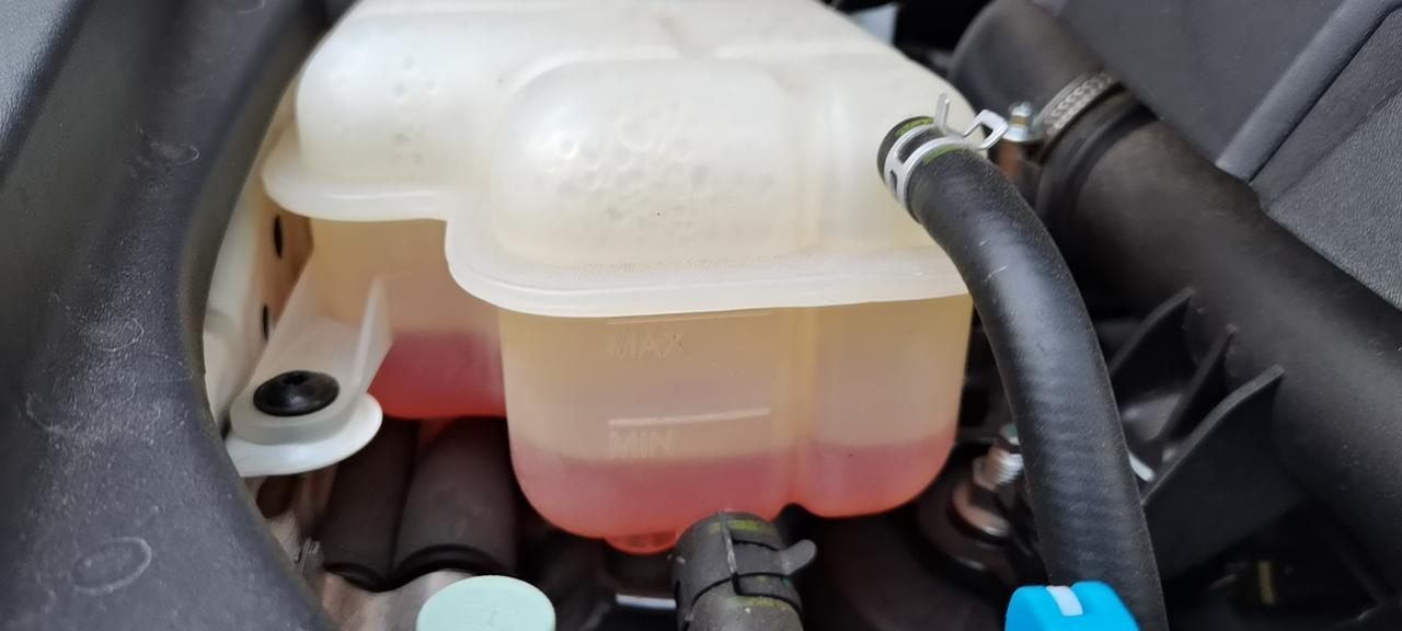 锐程cc你们车冷却液会少吗？刹车油的位置？