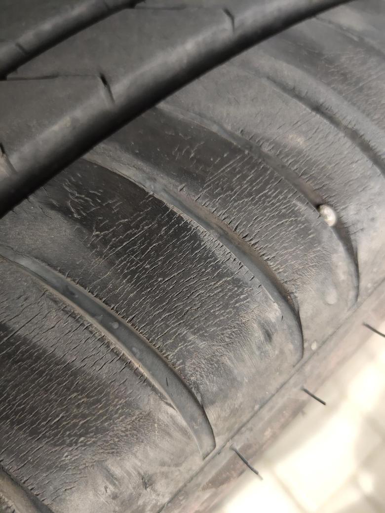 买了不到一年的吉利嘉际，4条轮胎上都有细小的裂纹，这样属于正常现象嘛