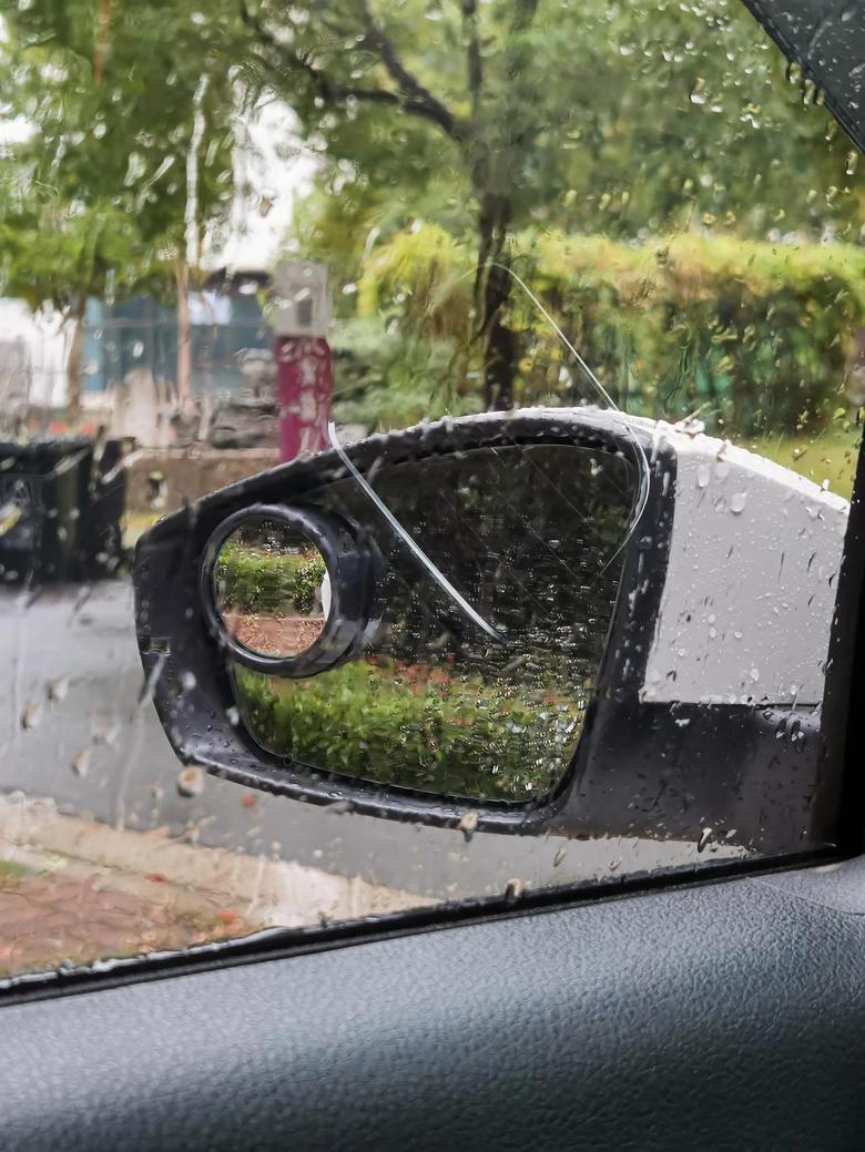 polo下雨天开车，后视镜容易湿，导致视线不好，你们都有后视镜加热吗？