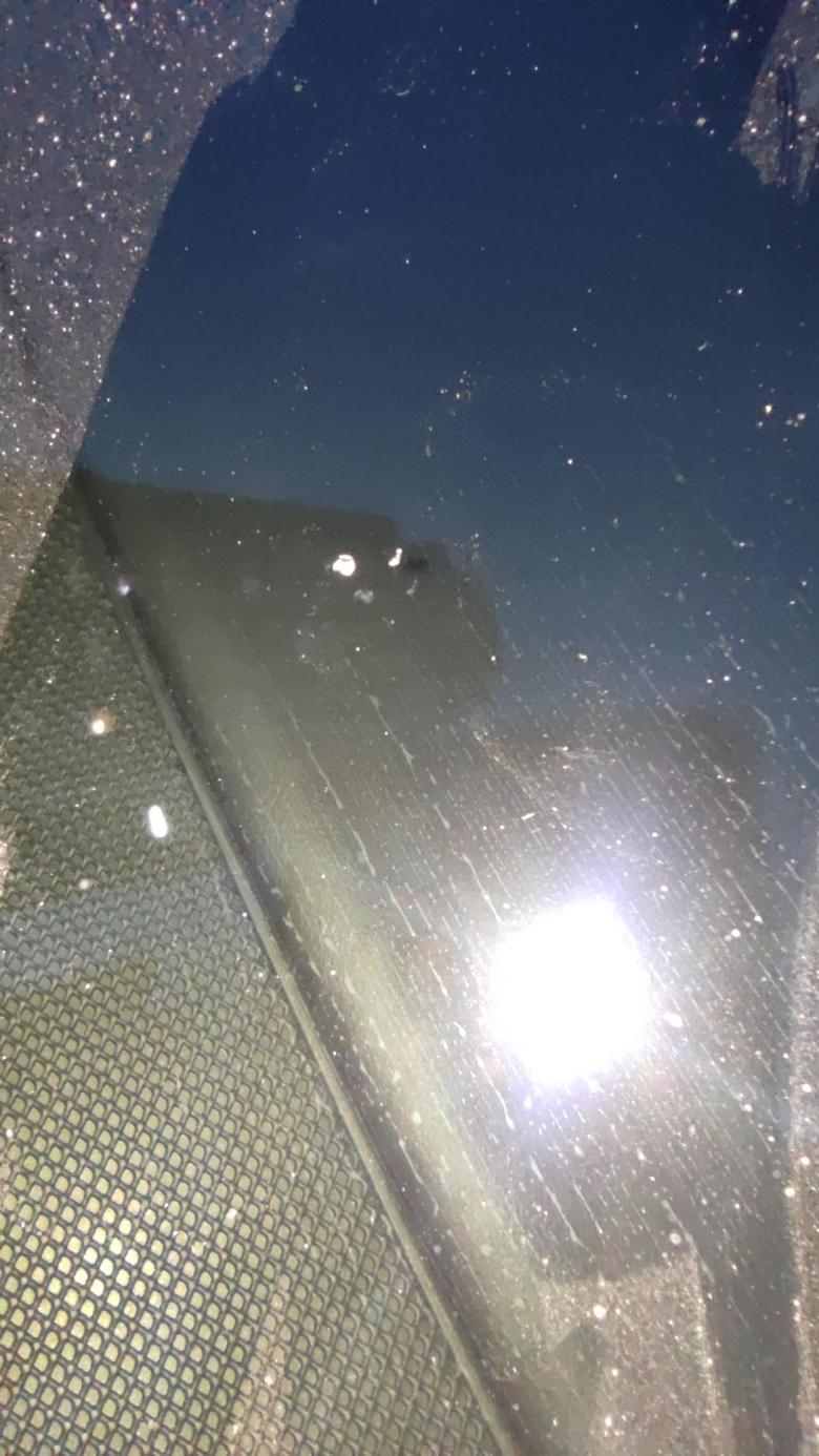 英菲尼迪qx50前挡风玻璃被前面车的飞石子砸出了一个小坑,好心疼