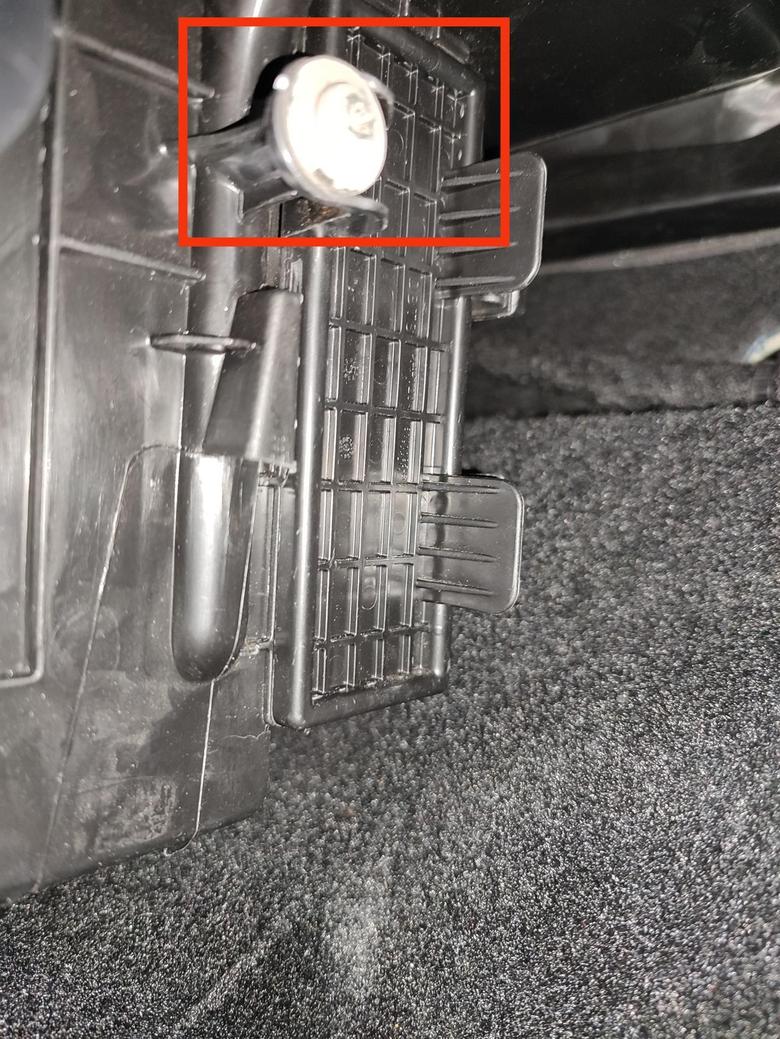 标致408有没有老铁自己换过空调滤芯，这里的螺丝是不是要拆掉，怎么拆呢（车型是19款1.6t）？