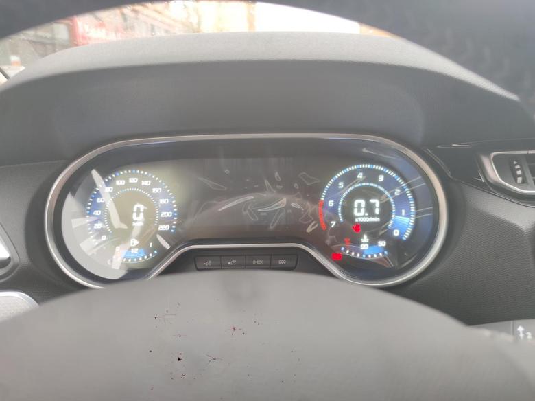 标致408提车第一天，仪表盘中间就不亮了，问了问销售说因为是加油的时候没断电，有遇到过的吗