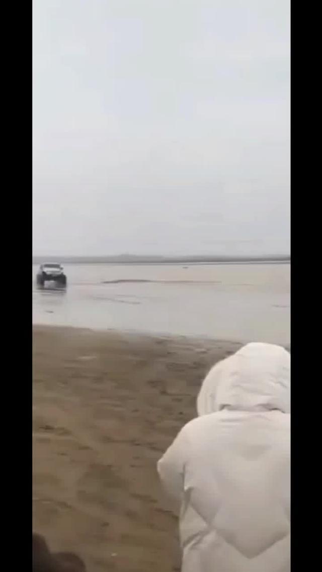 牧马人玩沙滩越野，结果车被摔倒面目全非，好在人没事