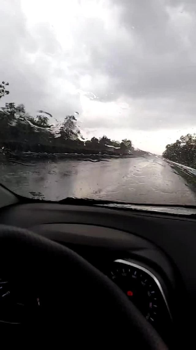 艾瑞泽5在高速上，主驾驶的雨刮甩不见了，好尴尬。