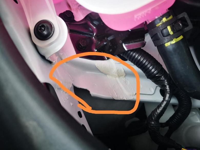 锐程cc发动机舱内（如图）这个类似乳胶的东西是什么？还有新车内饰除了座椅是包起来的还有中控屏有膜，中控其他地方没有吗？第一次买车，希望懂的大哥解答一下