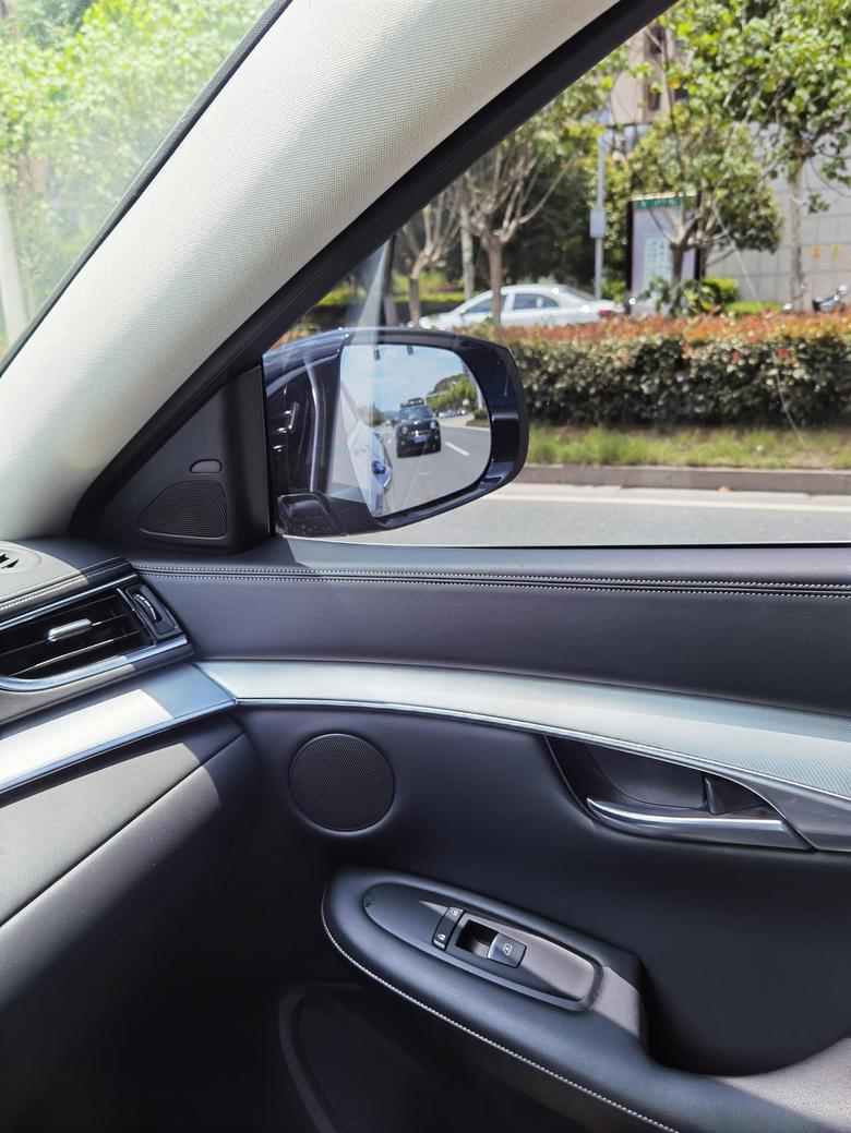 英菲尼迪qx50这个车内饰镀铬条设计，在太阳下反光，严重影响后视镜的安全使用，请问大家有同感吗？