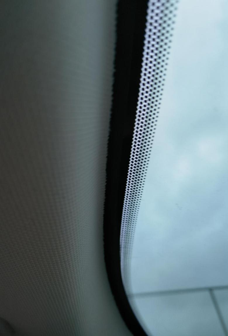 锐际大家驾驶室里面前挡风玻璃上面是这样的嘛？感觉好像少点东西呢