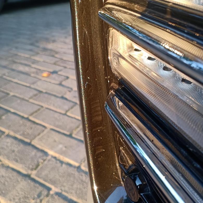 瑞虎7买车三个月今天洗车发现前保险杠侧面有两点突出像是做过钣金，车灯外侧漆面摸着像磨砂是的不光滑，有没懂的看看这个是不是修复还是换过前保险杠