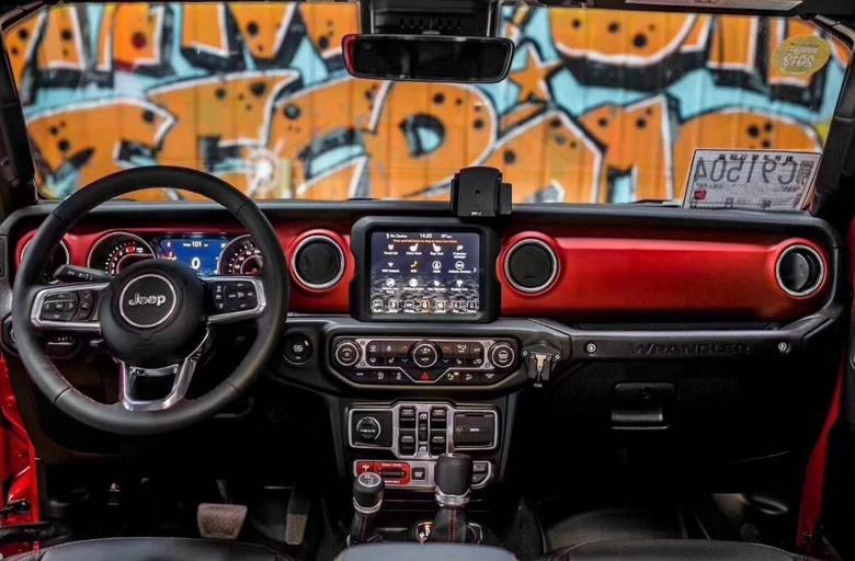 全新牧马人的内饰更加精致，中控台配有大尺寸中控屏，集成了空调、多媒体、GPS导航以及座椅加热控制等功能。此外，该车采用了第四代Uconnect8.4+7双液晶人机交互系统，这一系统突破性集成了AppleCarPlay和GoogleAndroidAuto，令整车科技感进一步提升。