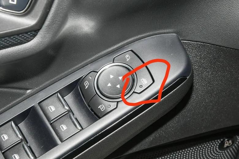 锐际今天发现这个锁玻璃键能控制后排玻璃，但副驾驶玻璃不能受控制，按了照样还可以升降？？