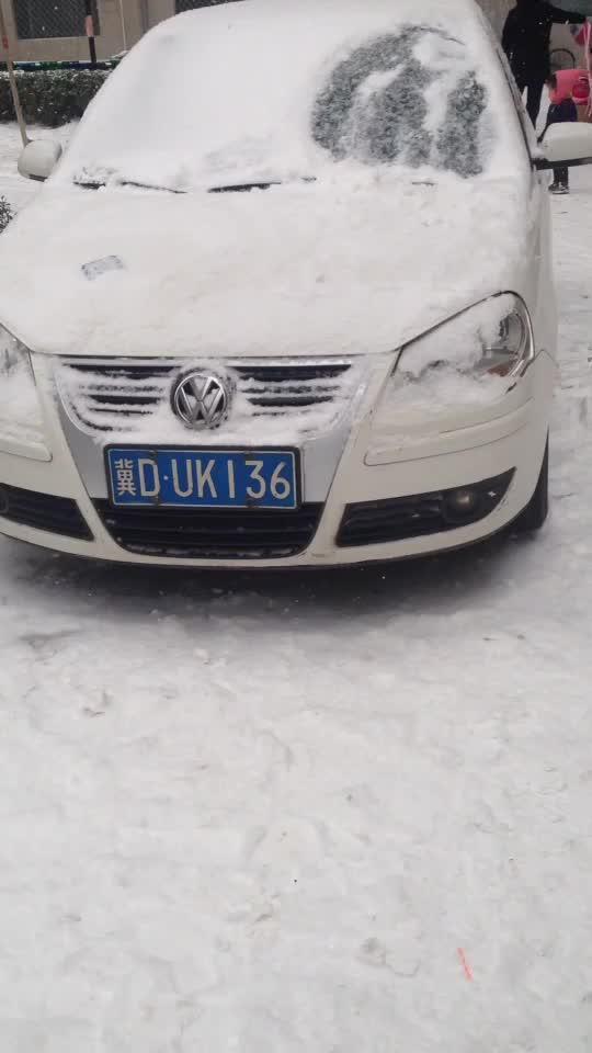 polo好大的雪把车都盖住了！