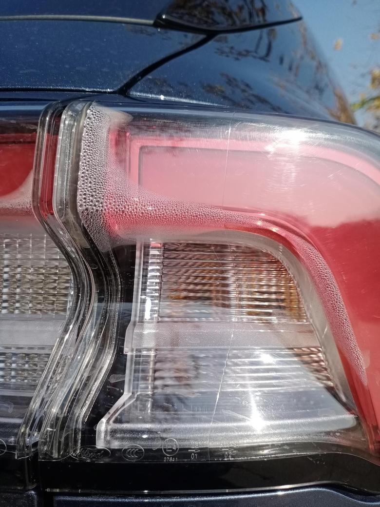 车友们，锐际洗车后，灯尾灯好多汽水正常吗？