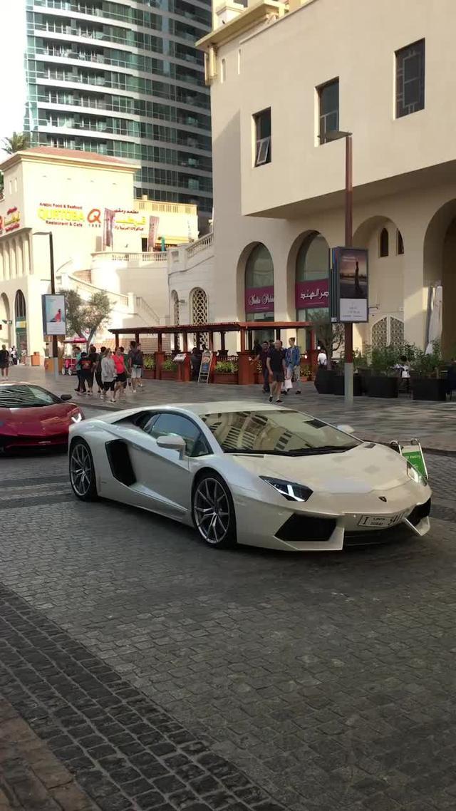 aventador两台大牛同时轰炸街边，迪拜富二代的日常生活就是撩妹和炸街?
