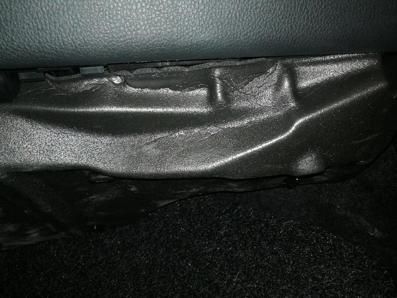 斯柯达柯米克副驾驶手套箱下面有没有挡板怎么是泡沫你们的也是吗