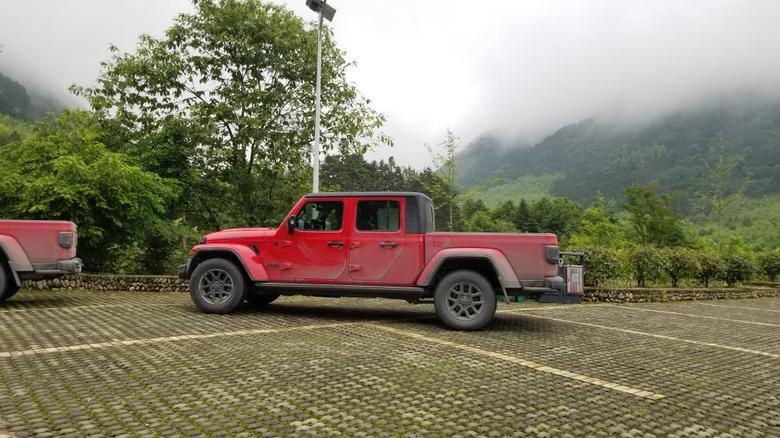 牧马人昨天在皖南黄山区，s218省道，发现2辆在测试的jeep皮卡车，问了试驾员，还没有上市销售，说可能在60万左右。