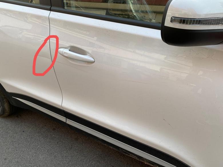 瑞虎7的凹痕，这个需要什么工艺可以处理的外表看不出来。车把左侧，应该没有伤到原漆。另外有清洁剂推荐吗？擦下剐蹭的痕迹。