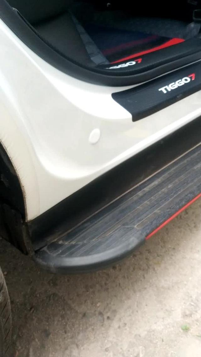 瑞虎7有的朋友问虎7装踏板能挡泥沙吗？反正我的车门内很干净了。