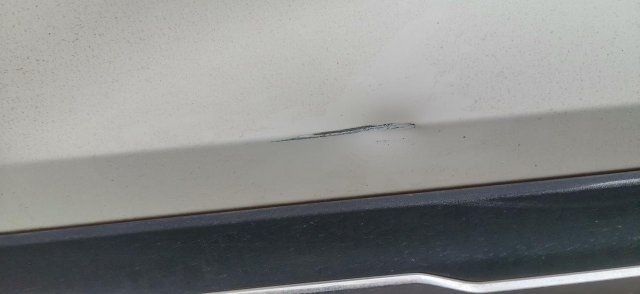 捷途x90昨晚回来停楼下，早上起来上班发现车右后门被谁的三轮车刮了，这车漆真薄，居然给我刮凹进去了一点，露车门金属了，我不想管了，看看多久生锈