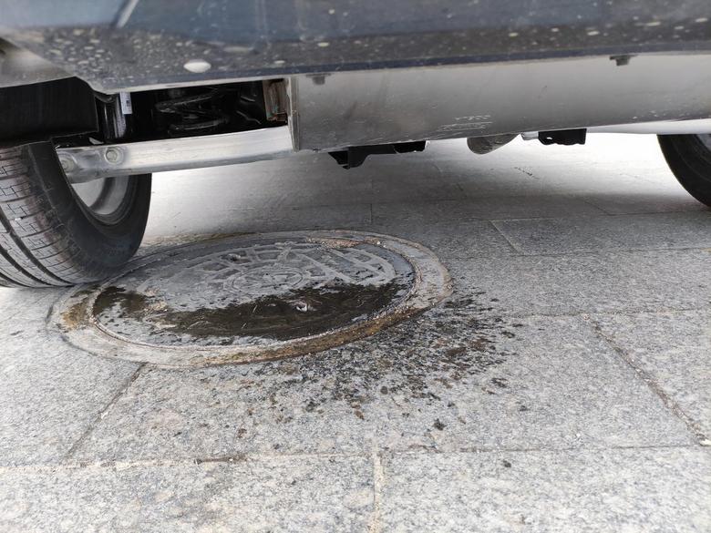 锐际各位车友，这是什么情况？应该是热水，是不是停车后顺着排气管流过去。