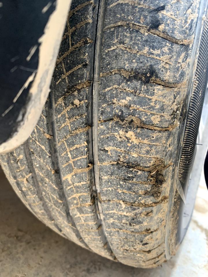 奇瑞瑞虎7，6千多公里不到4个月的车左前轮有这种裂缝是质量问题还是什么，问客服说过了保修期要自费换这？？