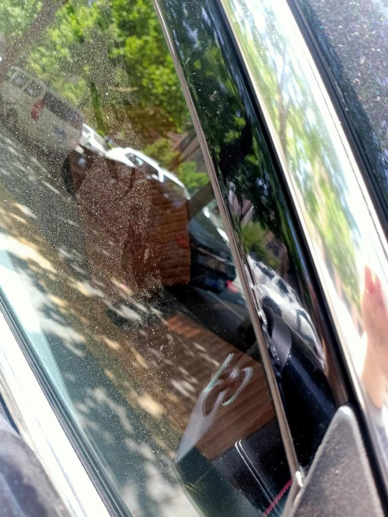 瑞虎7新提的车，回来洗车时发现一侧车窗边缘有不平整的情况，这是因为焊点不平，还是4s有做过修复，