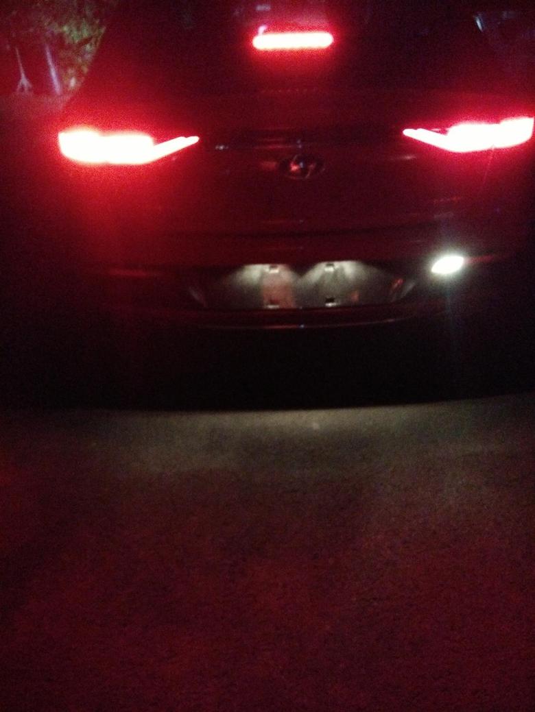 菲斯塔我的车倒车后面的灯怎么只有一个亮
