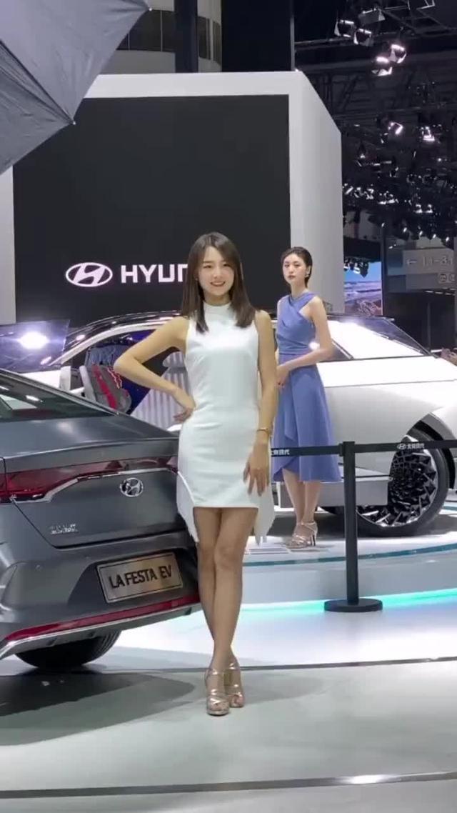 菲斯塔广州车展之北京现代展台车模小姐姐看上去好清纯唯美动人